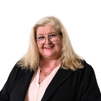 Monique  Knoester